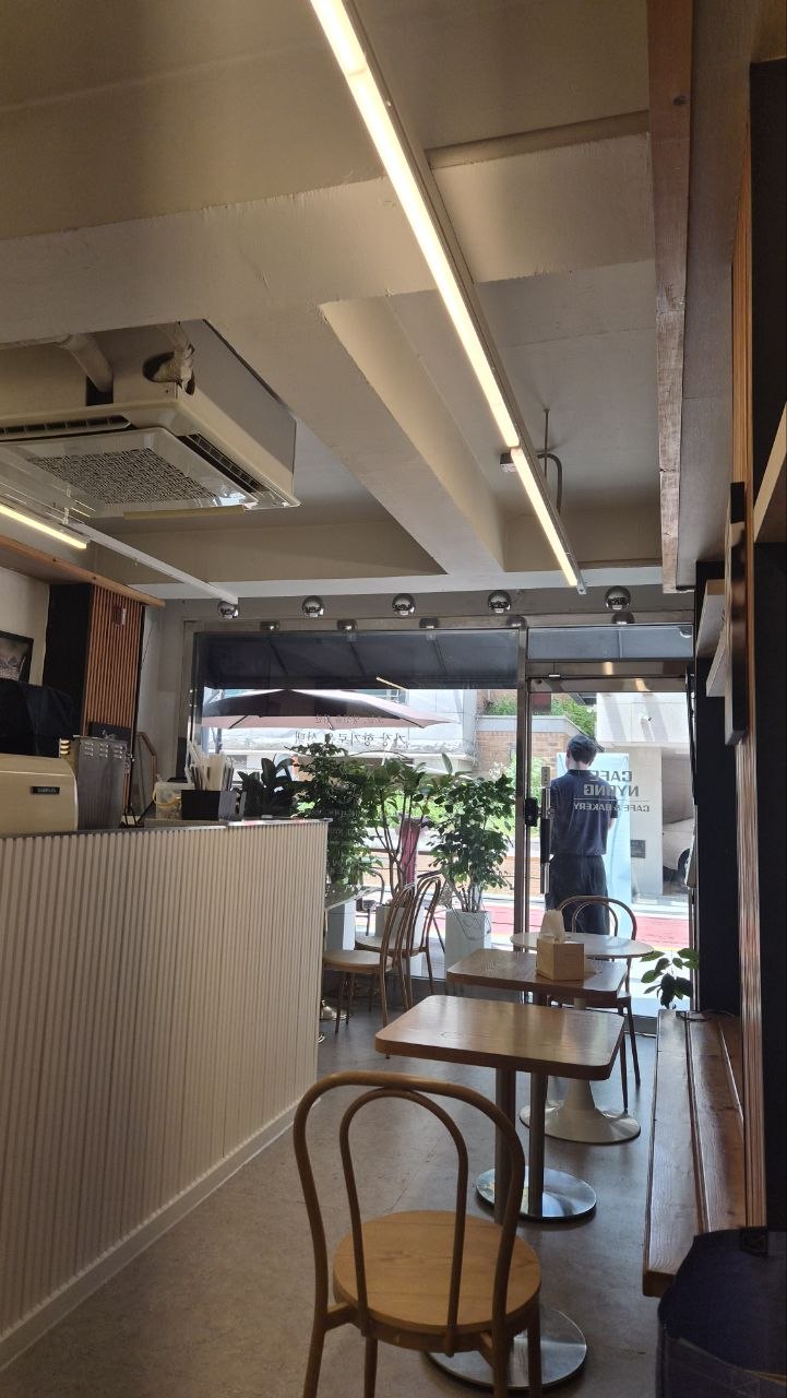 CAFE NYONG 내부 좌석